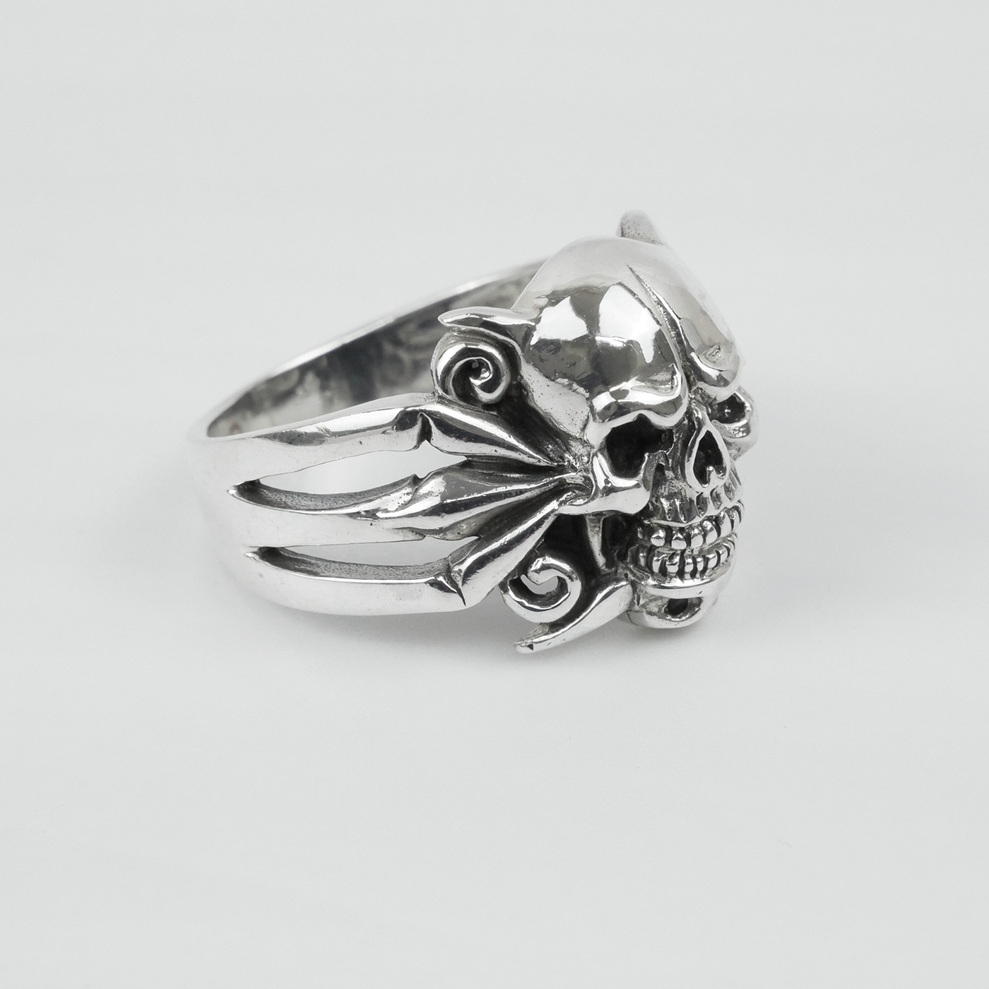 Silver "Fingers & Skull" Gents Ring