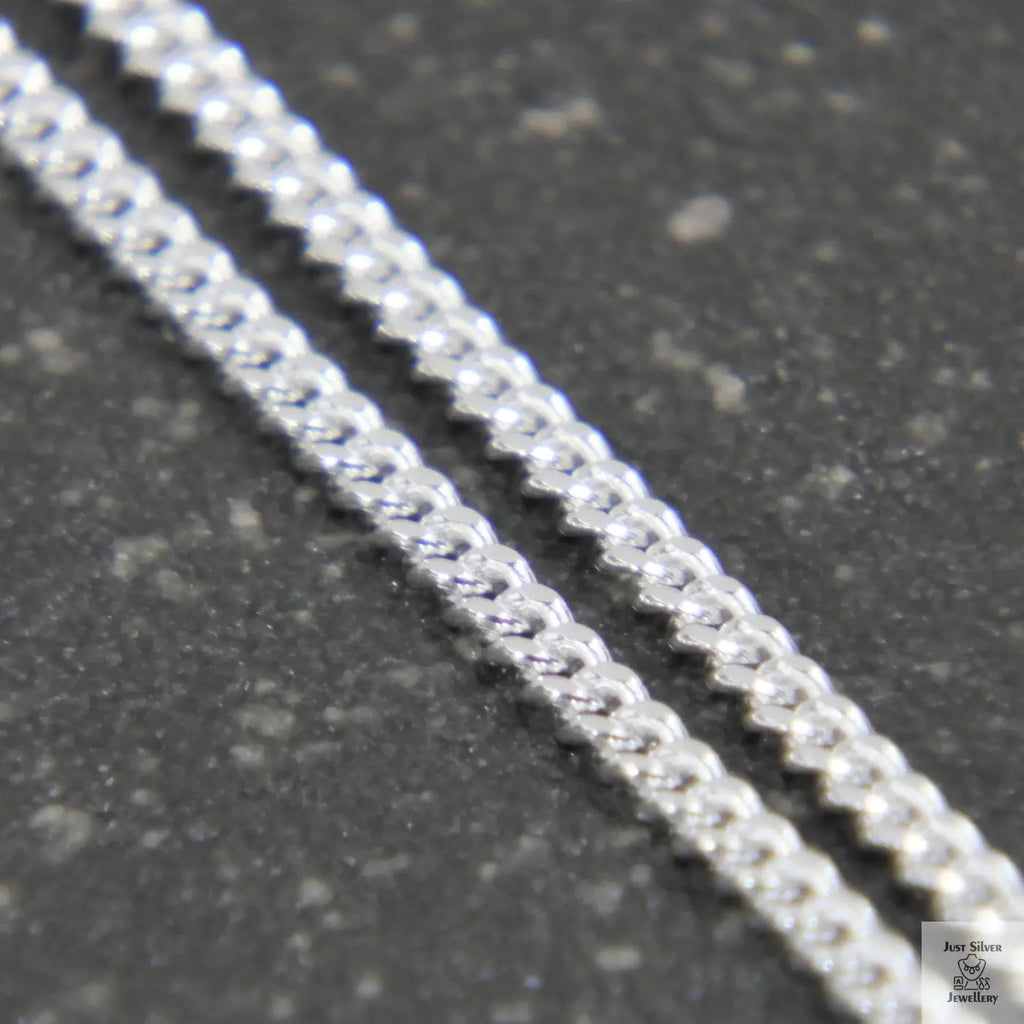 Close-up of a fine Curb link