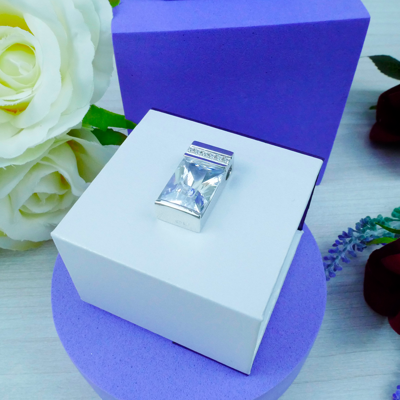 Silver impressive white zircoina pendant & chain