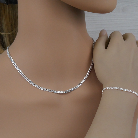 Silver marina necklace and bracelet on a mannequin