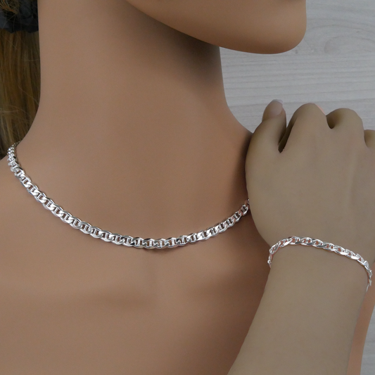 Silver marina chain necklace and bracelet on a mannequin