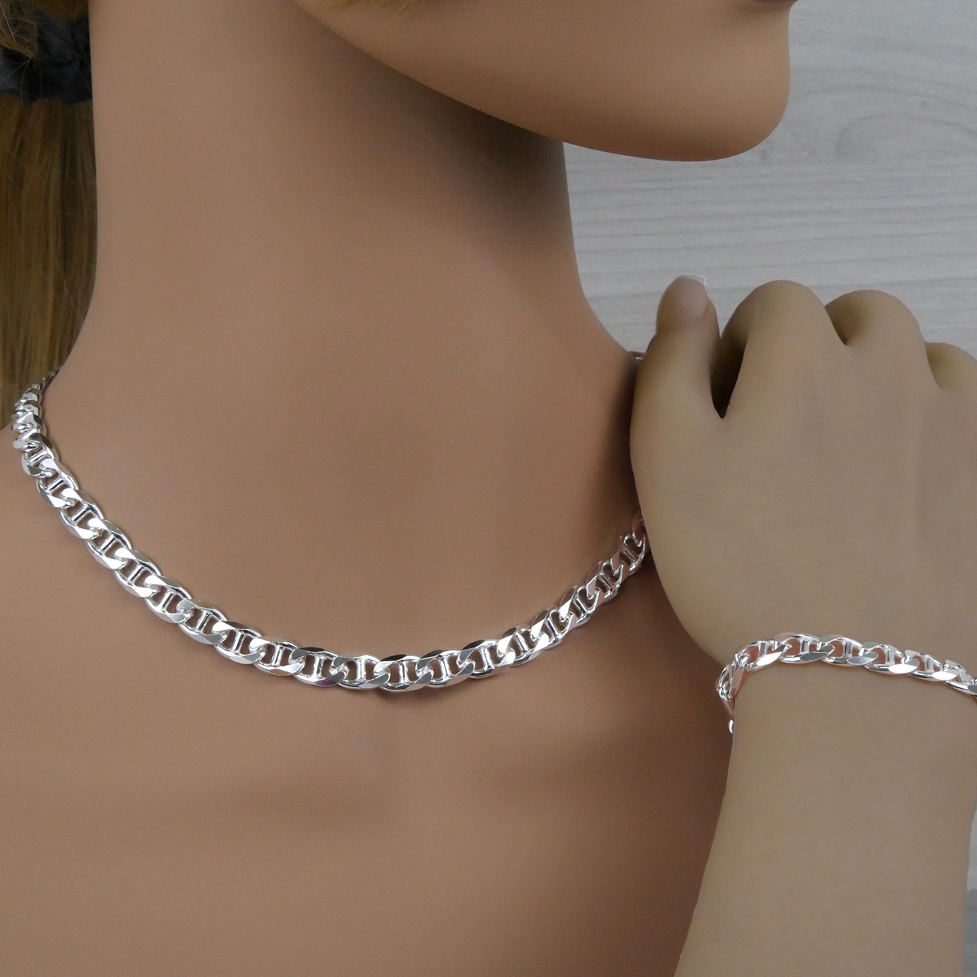 Silver marina necklace and bracelet on a mannequin