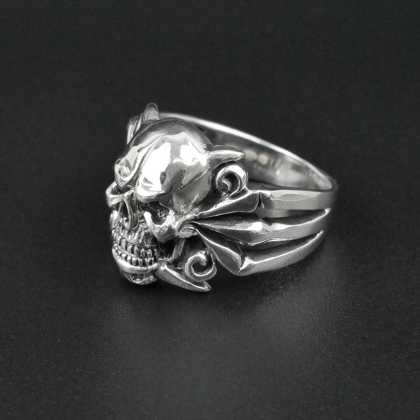 Silver "Fingers & Skull" Gents Ring