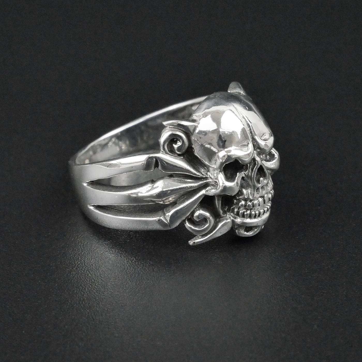 Silver "Fingers & Skull" Gents Ring