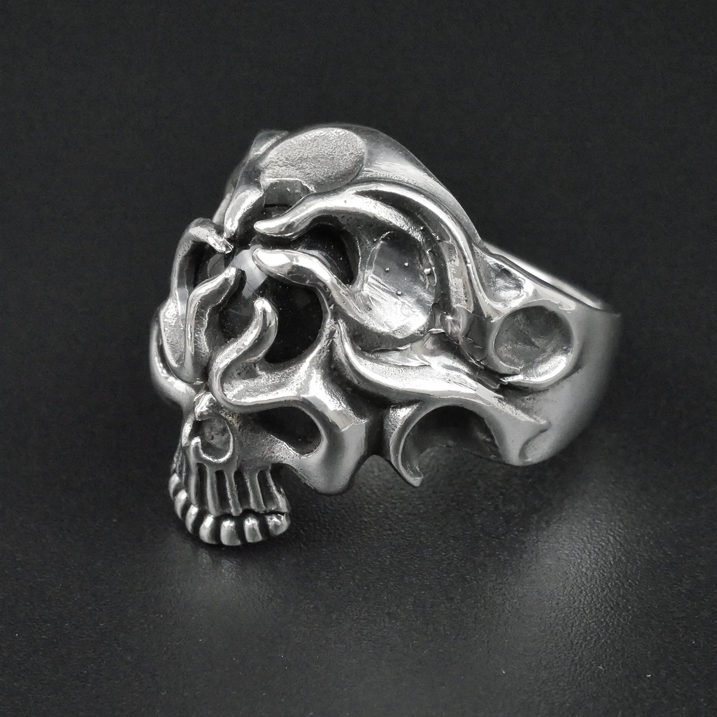 Silver "Black pearl Skull" Gents Ring